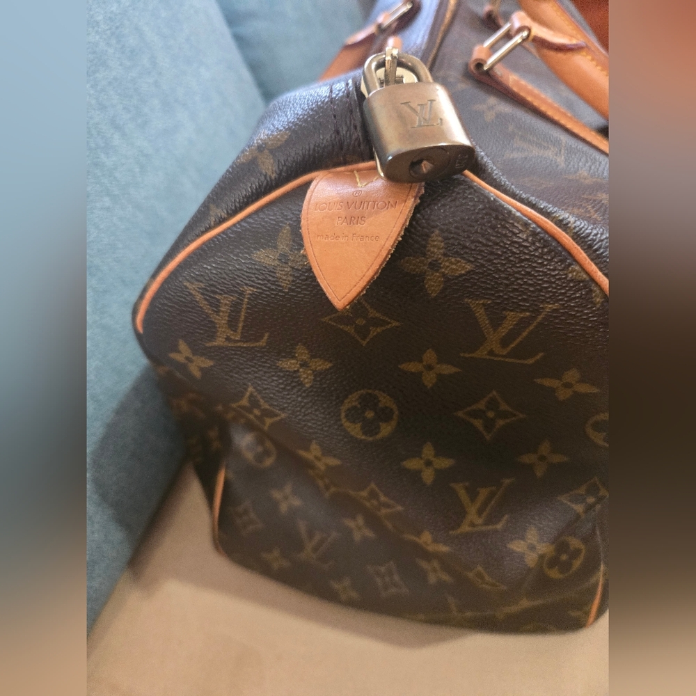 Louis Vuitton Keepall 45 Duffle Bag Medium, Clean On The Inside And Out, LV Lock - Picture 3 of 10